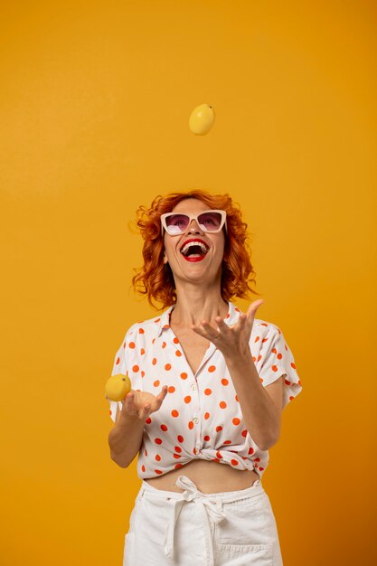 Retrato de mulher sorridente em plano médio