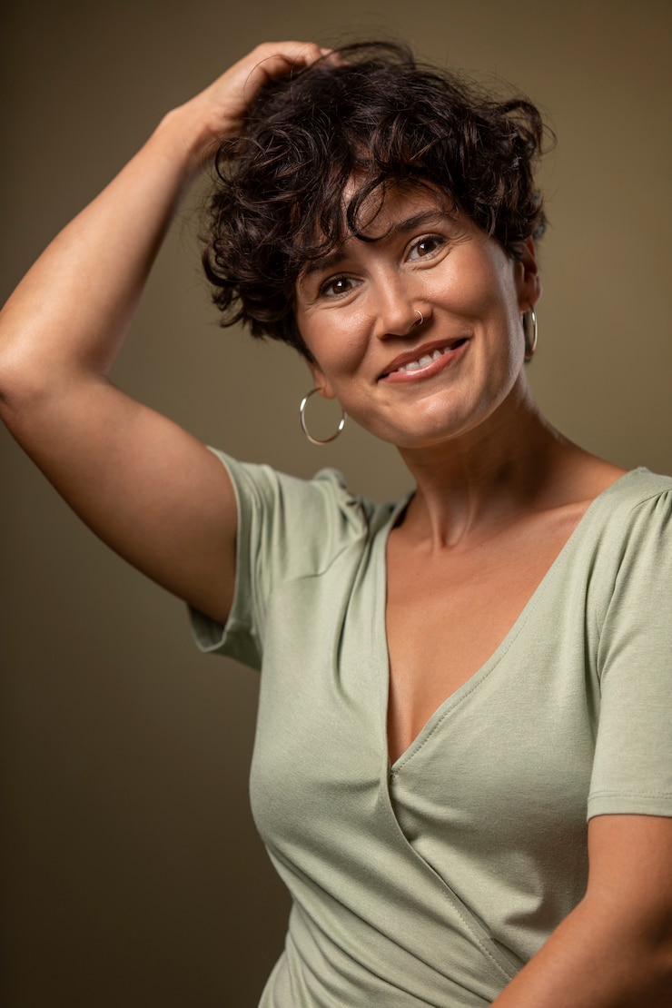Foto grátis retrato de mulher sorridente, foto média