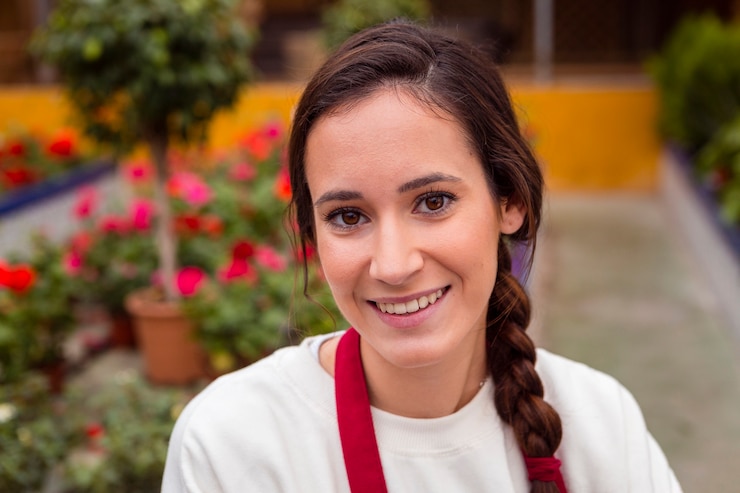Foto grátis retrato de mulher sorridente, vestido com roupas de jardinagem