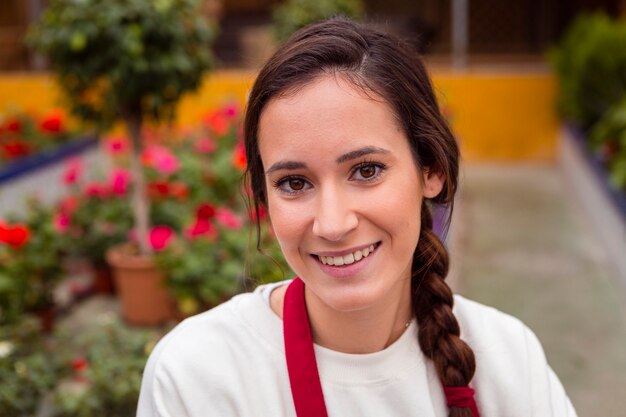 Retrato de mulher sorridente, vestido com roupas de jardinagem