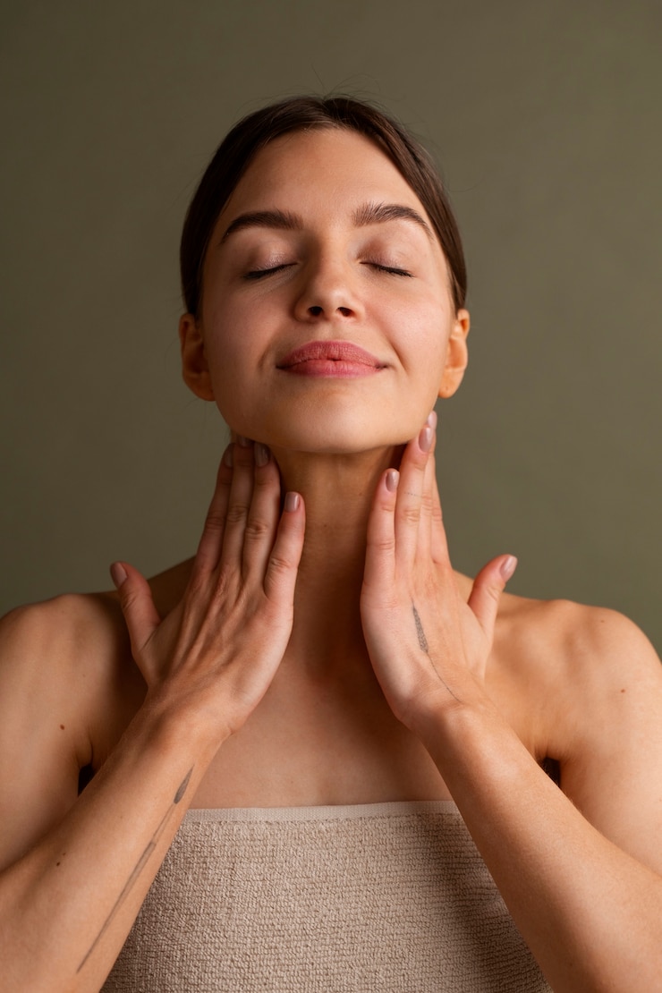 Foto grátis retrato de mulher tentando massagem facial de ioga para permanecer jovem
