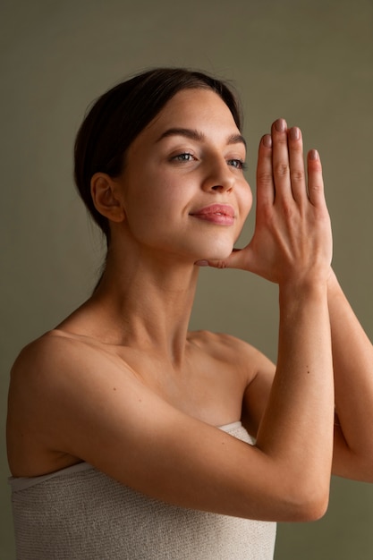 Foto grátis retrato de mulher tentando massagem facial de ioga para permanecer jovem