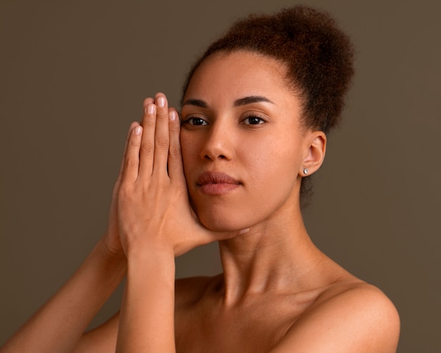 Foto grátis retrato de mulher tentando massagem facial de ioga para permanecer jovem