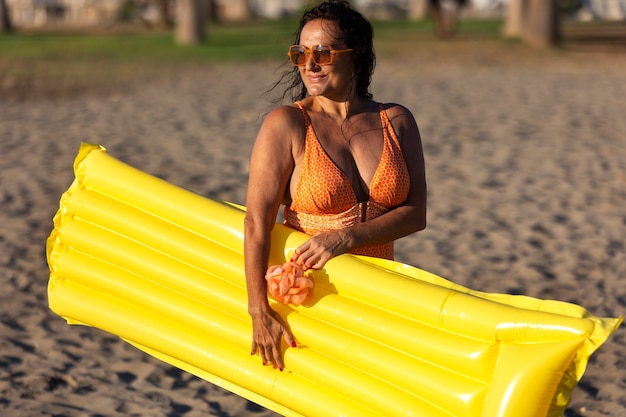 Foto grátis retrato de mulher tomando banho na praia