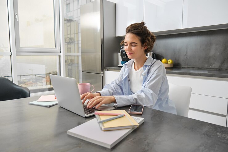 Foto grátis retrato de mulher trabalhadora estudando em casa digitando no teclado do laptop e sorrindo trabalhando remotamente preenchendo formulários fiscais gerenciando suas contas domésticas no computador
