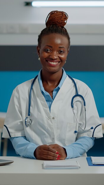 Retrato de mulher trabalhando como médica em escritório em clínica de saúde