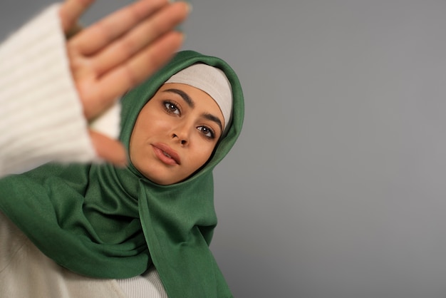 Foto grátis retrato de mulher usando hijab isolado