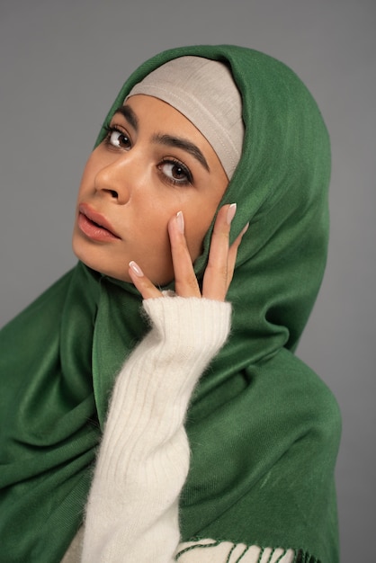 Foto grátis retrato de mulher usando hijab isolado