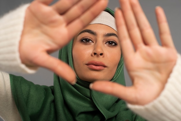 Foto grátis retrato de mulher usando hijab isolado