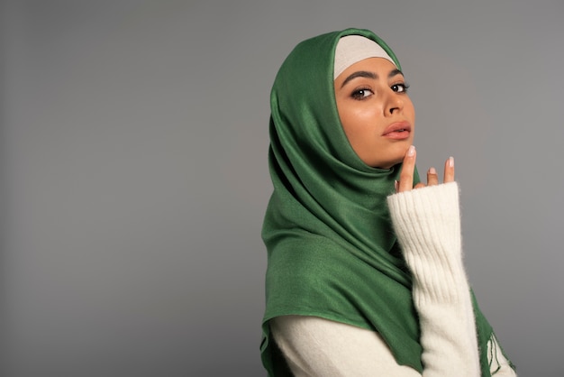 Retrato de mulher usando hijab isolado