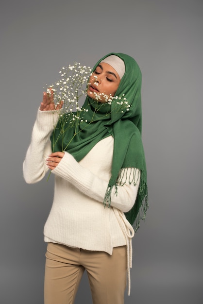 Foto grátis retrato de mulher usando hijab isolado