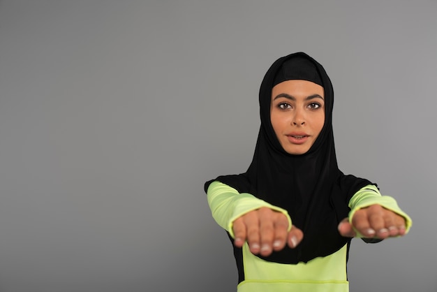 Retrato de mulher usando hijab isolado