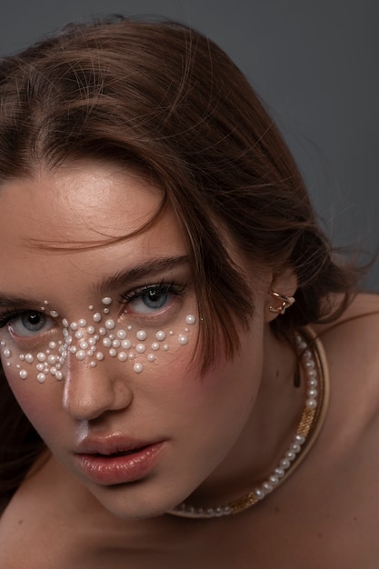 Retrato de mulher usando maquiagem de jóias