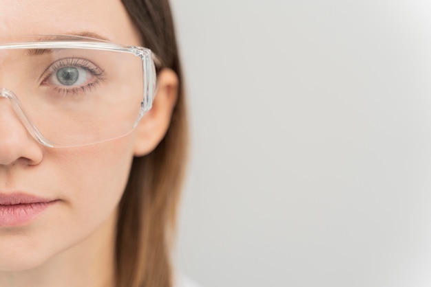 Foto grátis retrato de mulher usando óculos de proteção com espaço de cópia