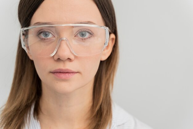 Retrato de mulher usando óculos de proteção