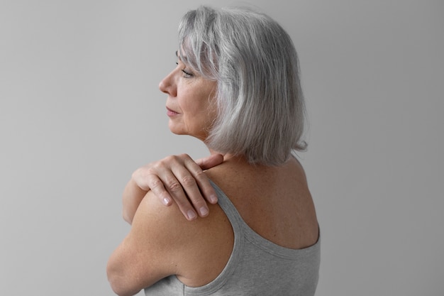 Retrato de mulher velha elegante em roupas casuais