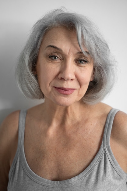 Foto grátis retrato de mulher velha elegante em roupas casuais