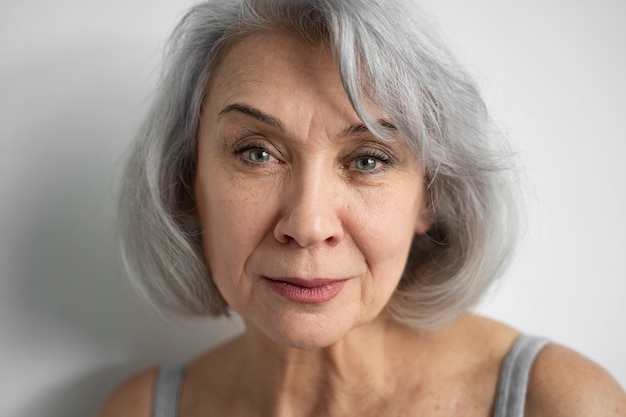 Retrato de mulher velha elegante em roupas casuais