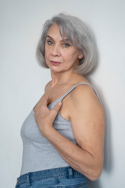 Foto grátis retrato de mulher velha elegante em roupas casuais