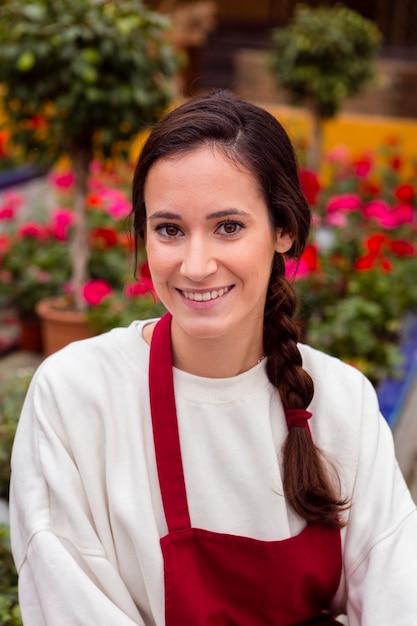 Retrato de mulher vestida com roupas de jardinagem