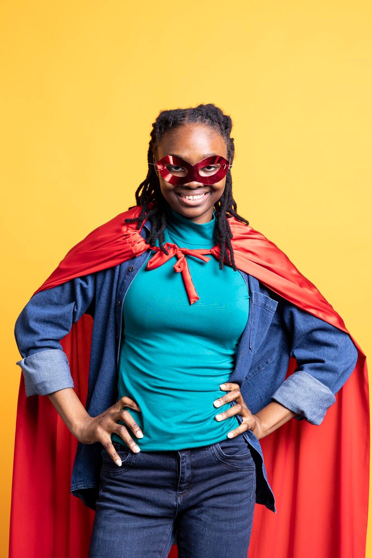 Foto grátis retrato de mulher vestida como herói de quadrinhos escondendo identidade de pé orgulhoso