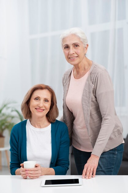 Retrato de mulheres bonitas juntas