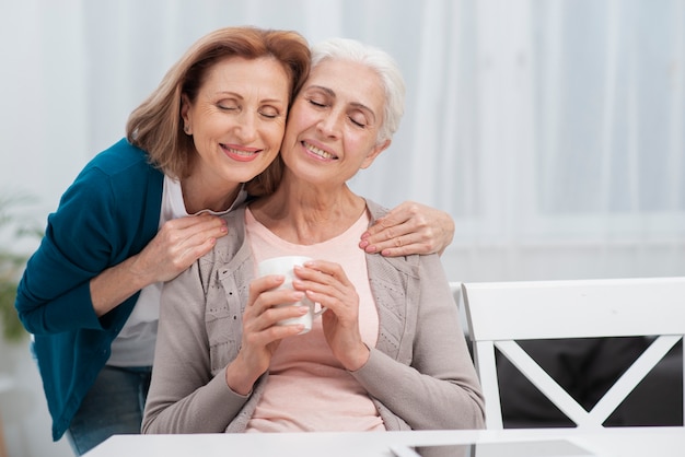 Retrato de mulheres bonitas sorrindo