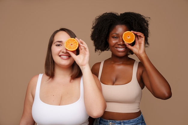 Retrato de mulheres com frutas cítricas para beleza