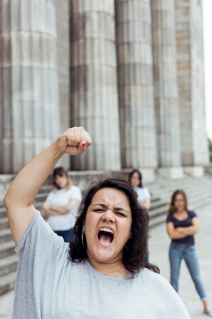 Retrato de mulheres femininas marchando juntos