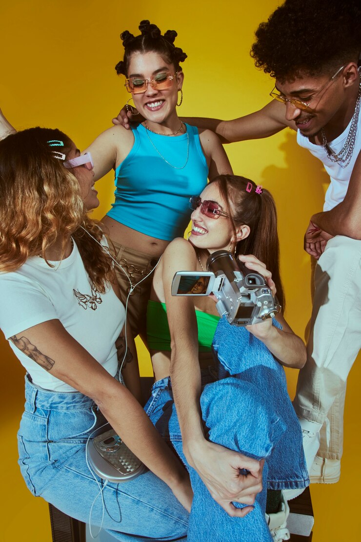 Foto grátis retrato de mulheres jovens no estilo de moda dos anos 2000 posando com câmera