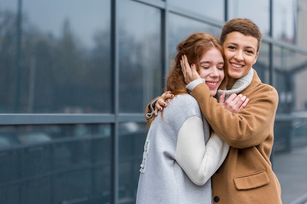 Retrato, de, mulheres jovens, sorrindo