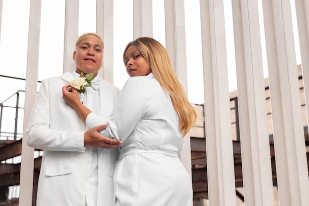 Retrato de mulheres lésbicas durante a cerimônia de casamento