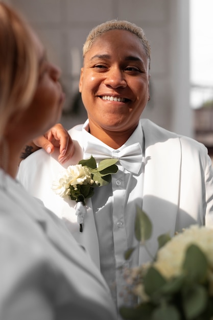 Foto grátis retrato de mulheres lésbicas durante a cerimônia de casamento