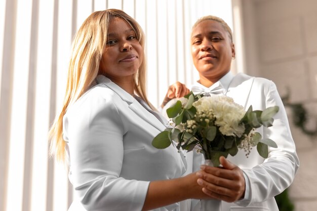 Retrato de mulheres lésbicas durante a cerimônia de casamento