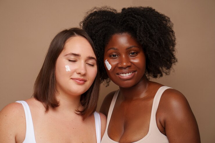 Foto grátis retrato de mulheres plus size fazendo seu regime de beleza e rotina de cuidados com a pele