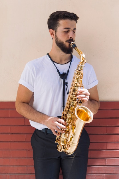 Retrato, de, músico, tocando, saxofone