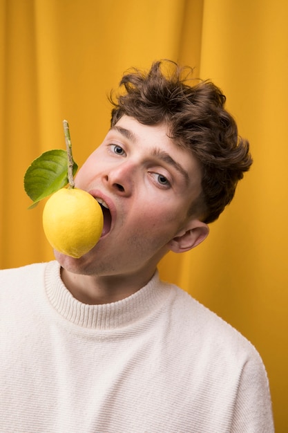 Foto grátis retrato, de, na moda, menino, com, limão