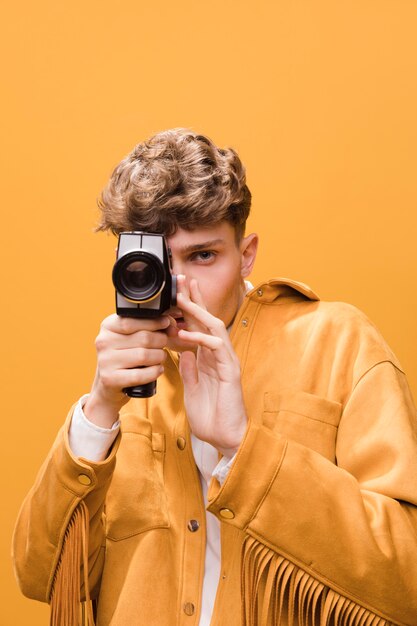 Retrato, de, na moda, menino, fazendo exame uma foto