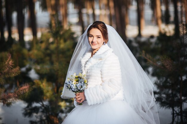 Retrato de noiva linda no dia do casamento de inverno