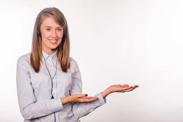 Retrato de operador de telefone alegre e alegre alegre de apoio