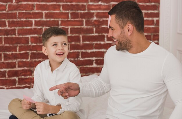 Retrato de pai brincando com filho