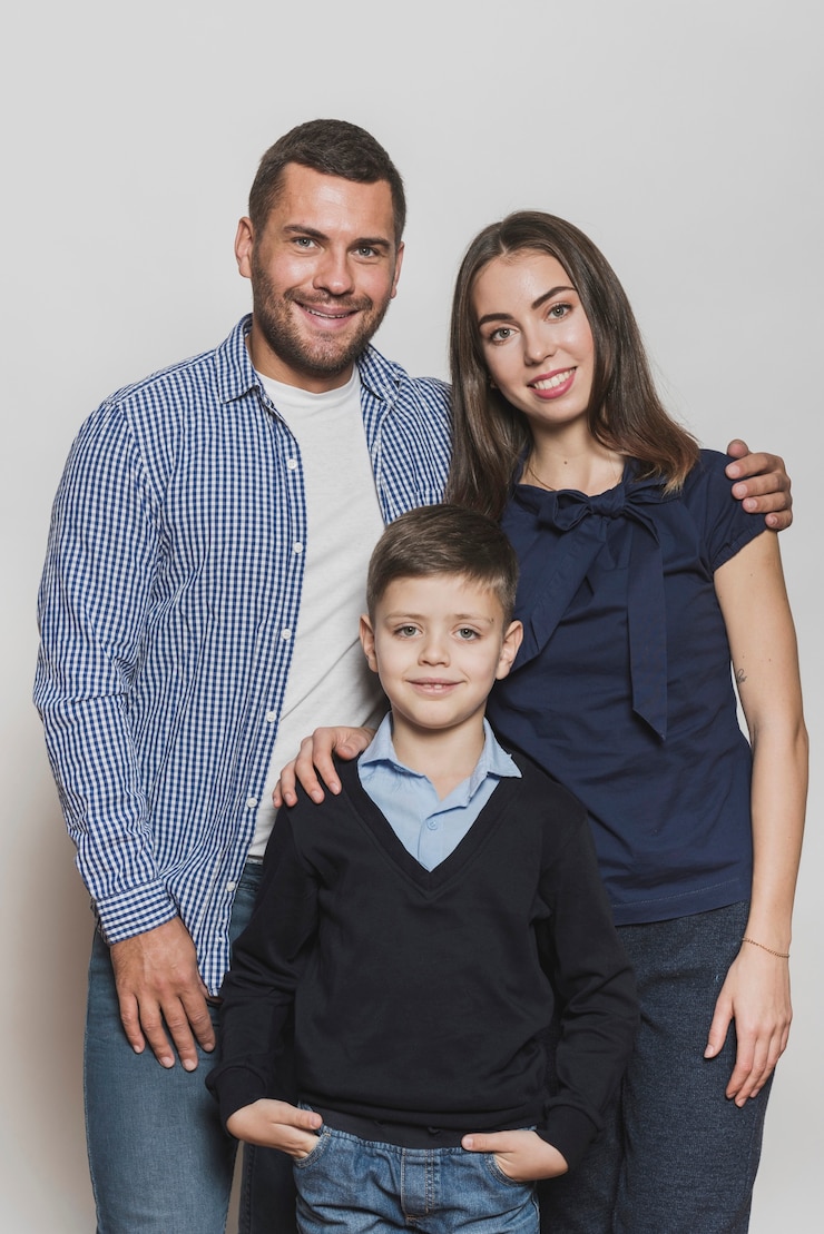 Foto grátis retrato de pais e filho orgulhosos