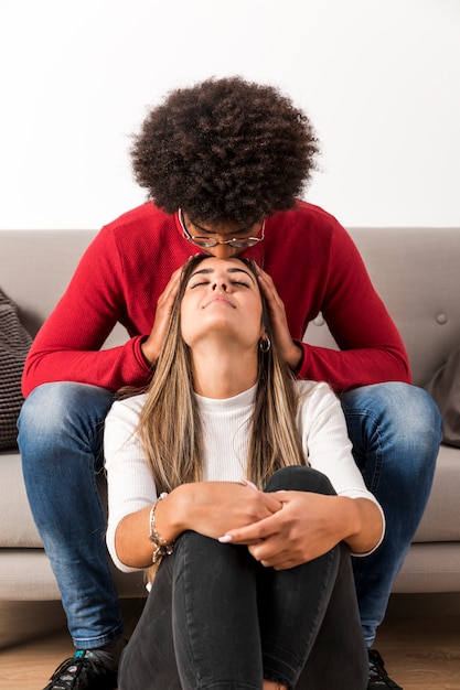 Foto grátis retrato, de, par interracial, casa