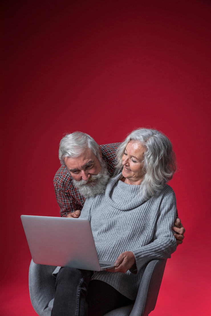 Foto grátis retrato, de, par velho, olhar, laptop, contra, experiência vermelha