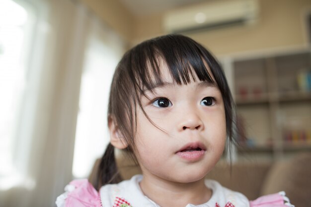 Retrato, de, pequeno, menina asiática, tocando, em, dela, lar