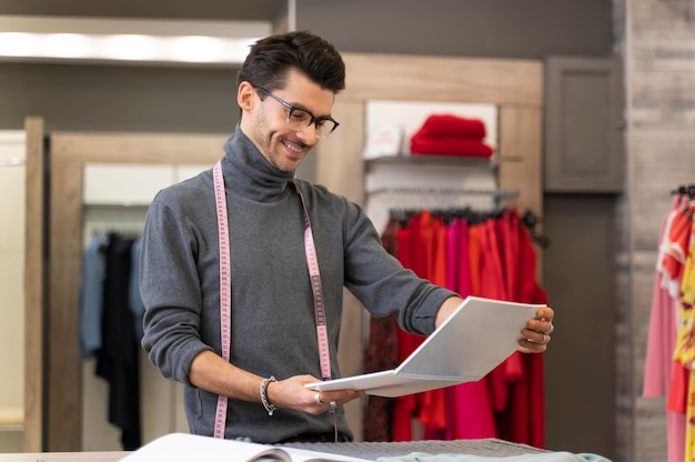 Retrato de personal shopper masculino trabalhando