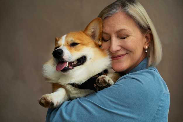 Foto grátis retrato de pessoa mais velha com seu cachorro