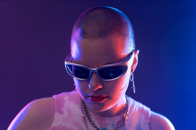 Retrato de pessoa participando de uma festa vibrante de música techno
