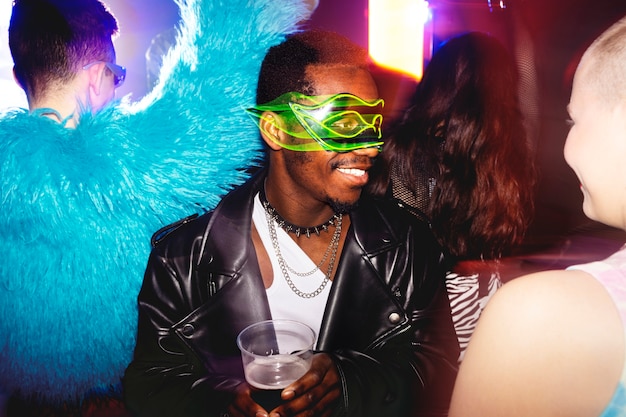 Retrato de pessoa participando de uma festa vibrante de música techno