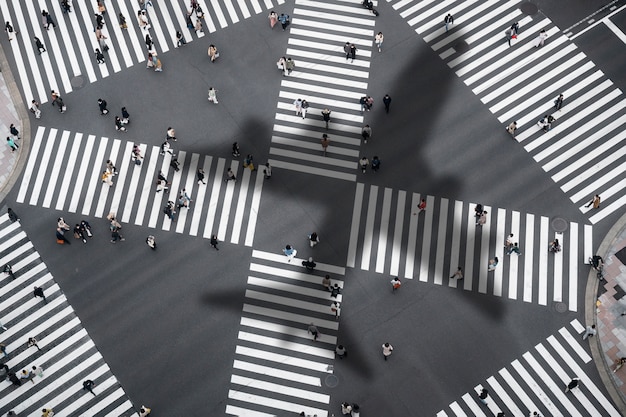 Retrato de pessoas com avião voando no céu